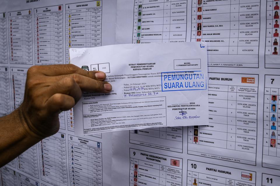 Warga menunjukkan surat undangan pencoblosan surat suara ulang di TPS 043, Menteng, Jakarta, Sabtu (24/2/2024). 