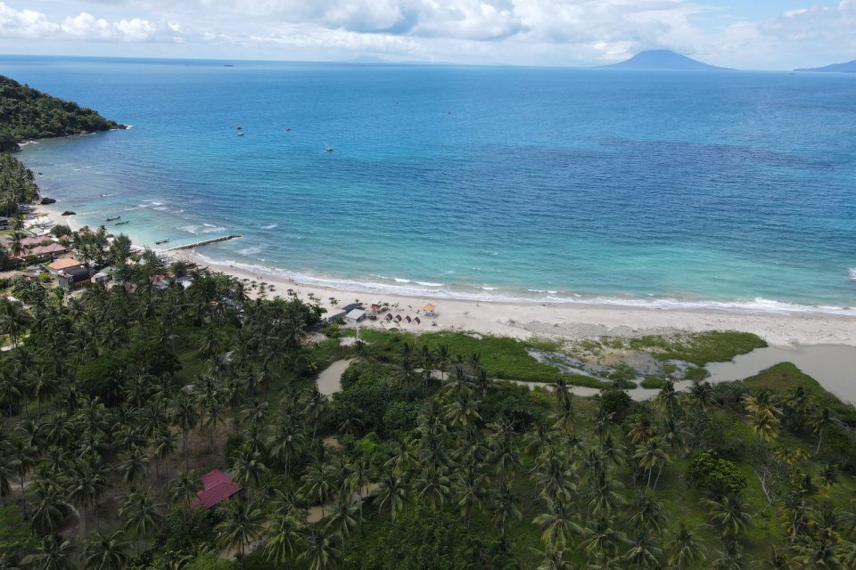 Kini, Desa Kelawi semakin ramai dan dikenal oleh para pelancong karena keelokan salah satu pantainya, yaitu Pantai Minang Rua.