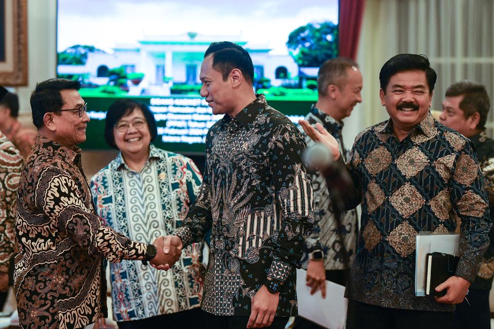 Menteri ATR/Kepala BPN Agus Harimurti Yudhoyono (kedua kanan) berjabat tangan dengan Kepala Staf Kepresidenan Moeldoko (kiri) disaksikan Menteri LHK Siti Nurbaya (kedua kiri) dan Menkopolhukam Hadi Tjahjanto jelang Sidang Kabinet Paripurna di Istana Negar