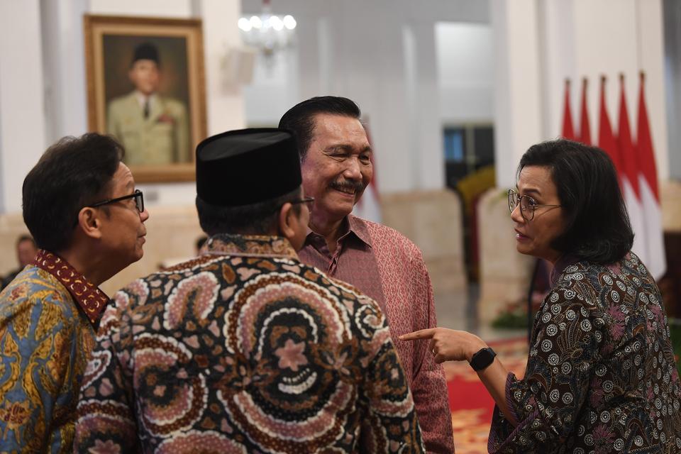 Menko Marves Luhut Binsar Pandjaitan (kedua kanan) berbincang dengan Menkeu Sri Mulyani (kanan), Menkes Budi Sadikin (kiri), dan Menteri Agama Yaqut Cholil Qoumas saat menghadiri Sidang Kabinet Paripurna di Istana Negara, Jakarta, Senin (26/2/2024). 