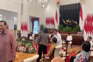 Menkeu Sri Mulyani dan Menhan Prabowo Subianto bersalaman sebelum sidang kabinet di Istana, Jakarta, Senin (26/2). Foto: Istimewa.