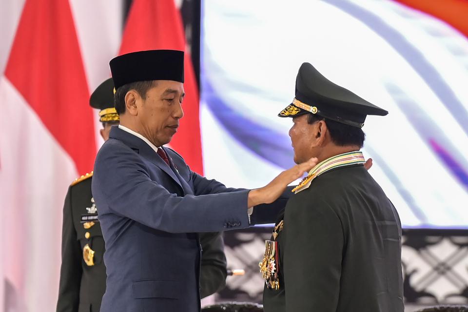 Presiden Joko Widodo (kiri) menyematkan pangkat Jenderal TNI Kehormatan kepada Menteri Pertahanan Prabowo Subianto (kanan) di Mabes TNI, Jakarta, Rabu (28/2/2024).