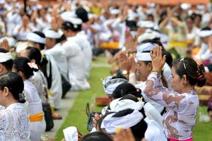 Sembahyang Hari Raya Galungan di Bali