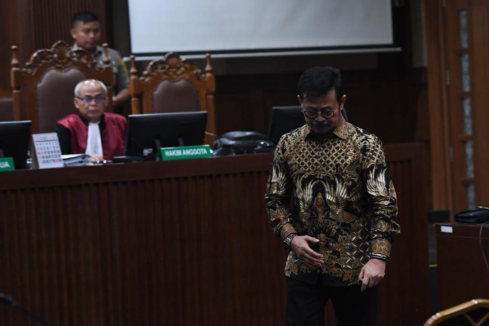 Mantan Menteri Pertanian (Mentan) Syahrul Yasin Limpo (kanan) yang menjadi terdakwa kasus pemerasan dan gratifikasi, mengikuti sidang perdana yang beragenda pembacaan dakwaan di Pengadilan Tipikor, Jakarta, Rabu (28/2/2024). 