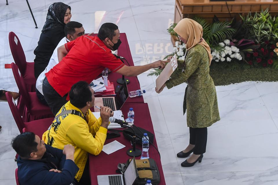 Panitia Pemilihan Luar Negeri (PPLN) Athena, Siti Sampin (kanan) menunjukan blanko dokumen yang masih tersegel kepada saksi dari partai politik saat rapat pleno rekapitulasi penghitungan suara Pemilu 2024 tingkat nasional di Kantor KPU, Jakarta, Rabu (28/