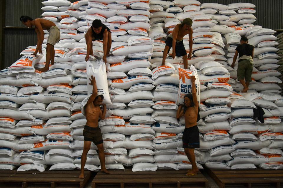 Sejumlah pekerja mengangkut karung berisi beras di Gudang Bulog Pulo Brayan, Medan, Sumatera Utara, Rabu (28/2/2024). Perum Bulog Kantor Wilayah Sumatera Utara menyatakan memiliki stok beras sebanyak 19.390,69 ton sehingga mencukupi untuk kebutuhan bulan 