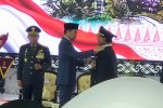 Presiden Joko Widodo memberikan pangkat Jenderal Kehormatan kepada Menteri Pertahanan Prabowo Subianto di Mabes TNI, Cilangkap, Rabu (28/2).