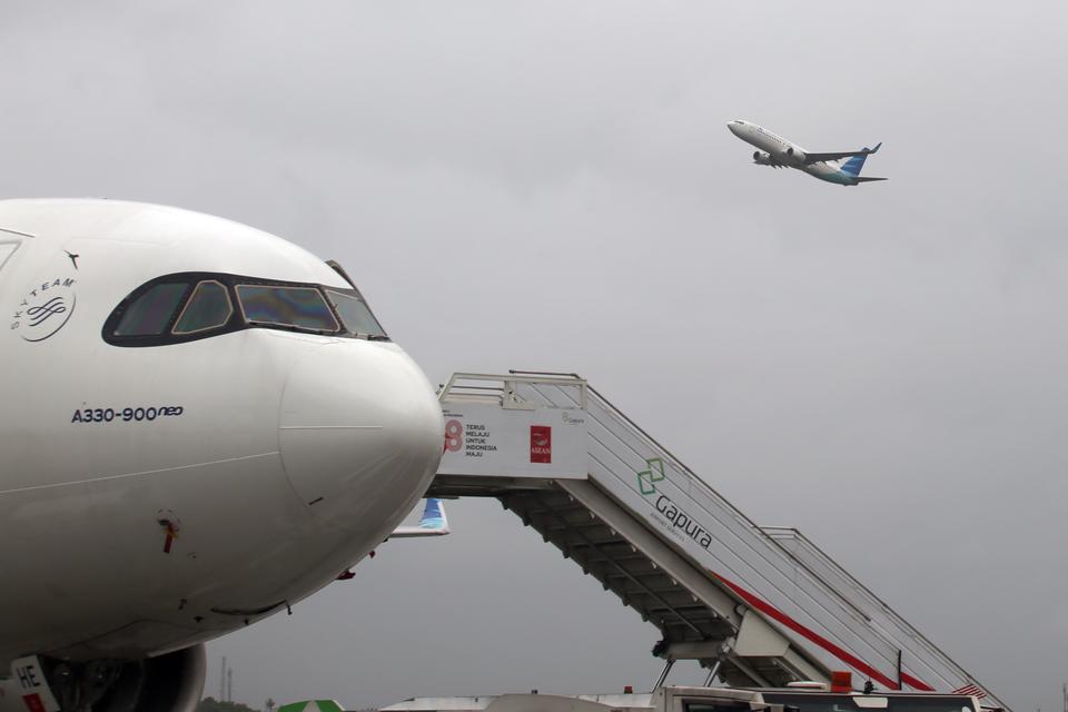 Sebuah pesawat lepas landas dari Run Way Juliet sisi utara di Bandara Soekarno Hatta, Tangerang, Banten, Kamis (29/2/2024). Indonesia National Air Carriers Association (INACA) dan Universitas Padjadjaran memprediksi pada tahun 2024, bisnis angkutan udara 