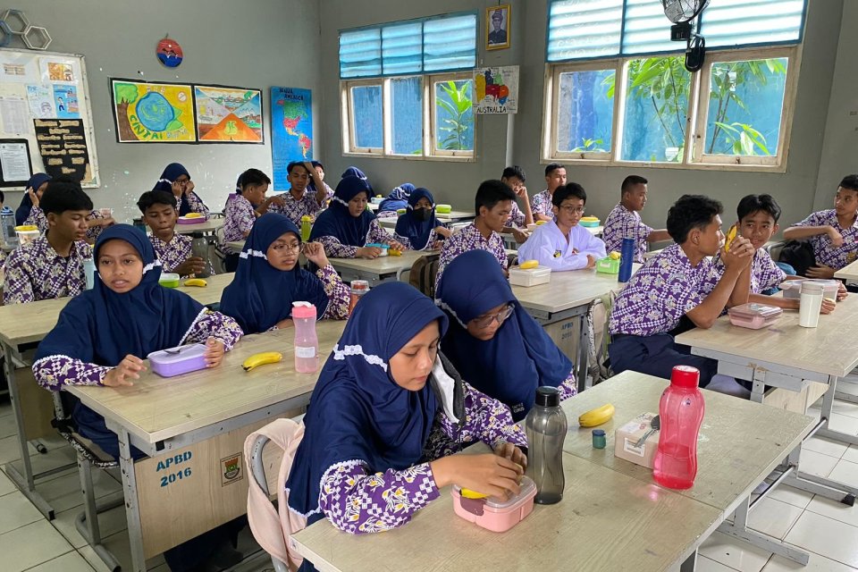 Simulasi program makan siang gratis di SMP Negeri Curug 2 Kabupaten Tangerang, Kamis (29/2/2024). 