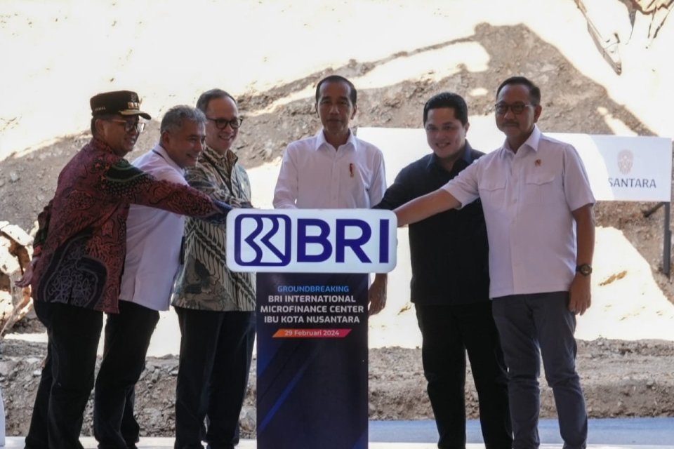 Presiden Joko Widodo melakukan groundbreaking BRI International Microfinance Center di Ibu Kota Nusantara (IKN) pada Kamis, 29 Februari 2024.