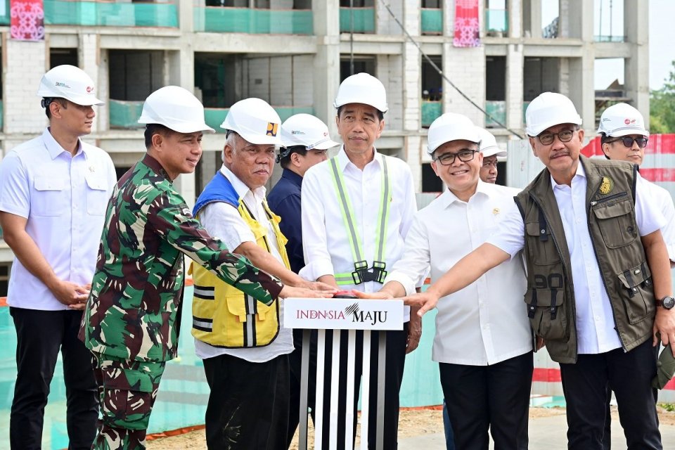 Presiden Joko Widodo meninjau hunian ASN dan TNI-Polri di IKN, Jumat (1/3). 