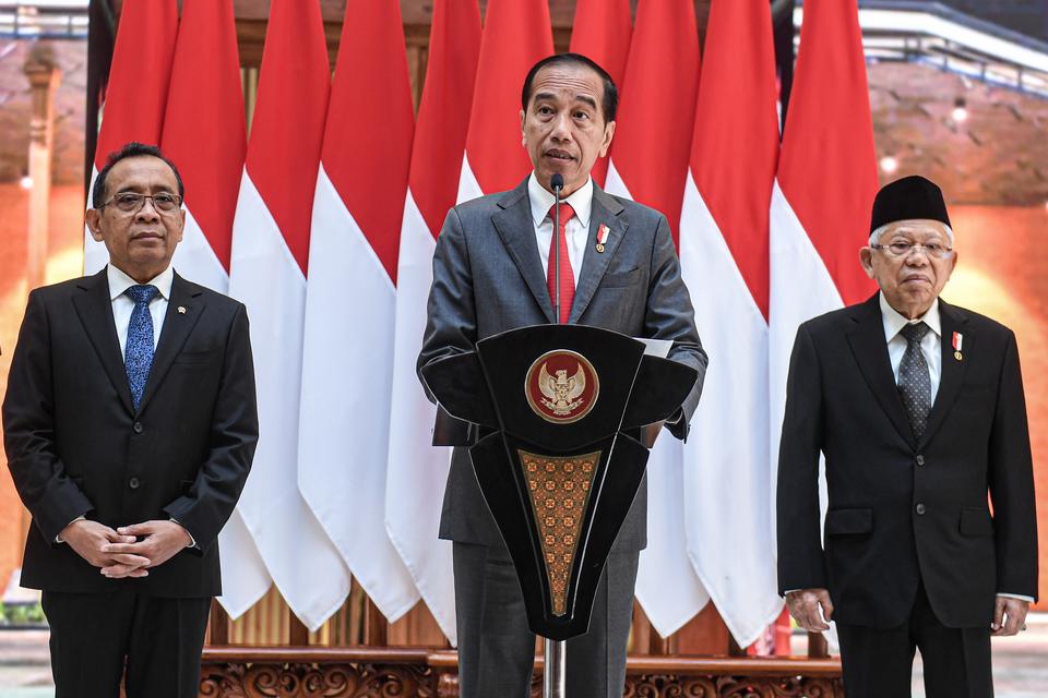 Presiden Joko Widodo (tengah) didampingi Wakil Presiden Ma'ruf Amin (kanan) dan Mensesneg Pratikno (kiri) memberikan keterangan pers. 