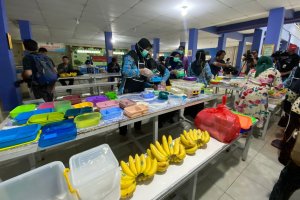 Ibu Kantin persiapan makan siang gratis di SMP Negeri 2 Curug Tangerang