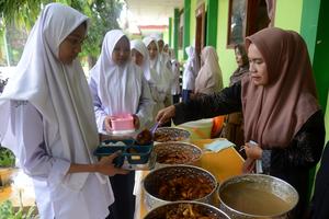 Makan Siang Gratis Untuk Pelajar di Aceh Besar