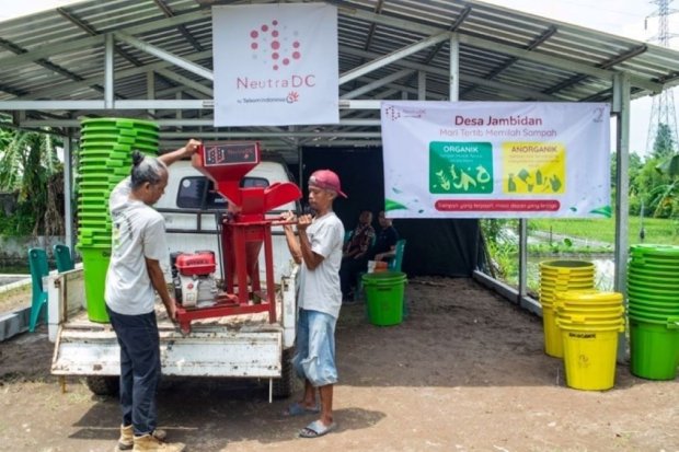 NeutraDC mendirikan bangunan pengelolaan sampah serta memberikan mesin pengelolaan sampah sekaligus tempat sampah pilah untuk warga Desa Jambidan.