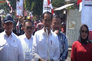 Presiden Joko Widodo saat meresmikan proyek jalan daerah untuk 33 ruas jalan di Provinsi Jawa Timur, Jumat (8/3). Foto: Youtube Sekretariat Presiden.