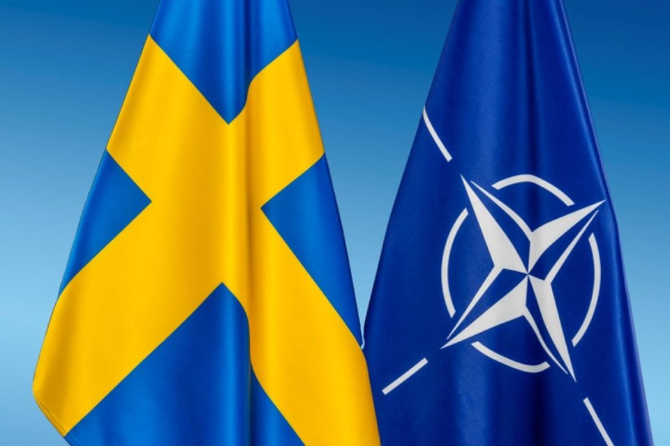 Ilustrasi bendera Swedia dan NATO