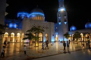 Shalat Tarawih pertama di Masjid Sheikh Zayed Solo