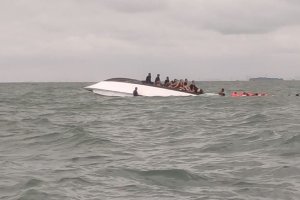 Evakuasi KM Parikudus yang terbalik di perairan Pulau Rambut Kepulauan Serib