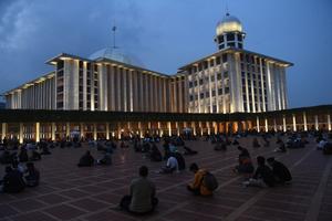 Ribuan warga berbuka puasa di Masjid Istiqlal