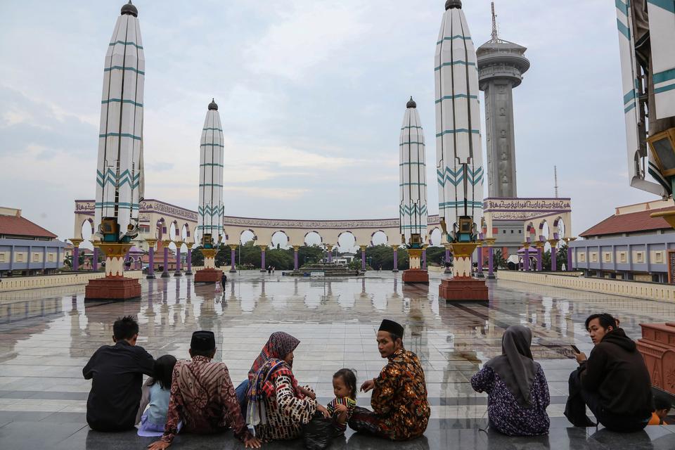 Sejumlah warga menghabiskan waktu menjelang berbuka puasa (ngabuburit) dengan berwisata di kompleks Masjid Agung Jawa Tengah (MAJT), Semarang, Jawa Tengah, Selasa (12/3/2024). Selain sebagai tempat ibadah, masjid berkapasitas 15.000 jamaah yang dibangun p