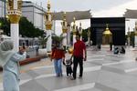 Replika kabah menjadi tempat favorit ngabuburit di Madiun