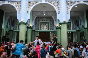 Takjil gratis di Masjid Raya Al-Adzom Tangerang