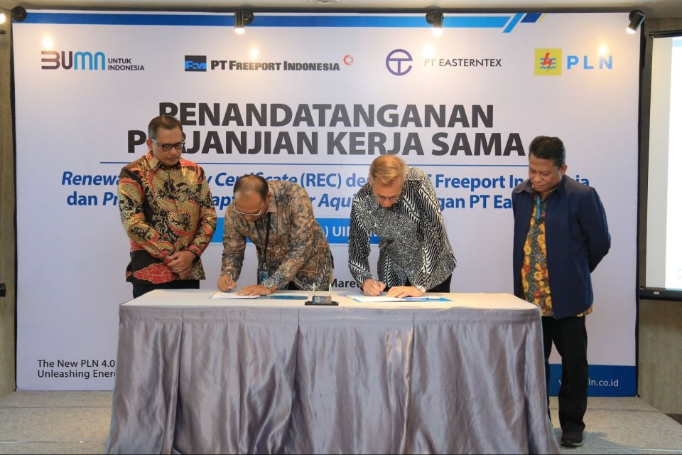 Penandatanganan perjanjian kerja sama (PKS) layanan Green Energy As Services REC antara PLN dan Freeport Indonesia di Surabaya, Jumat (08/03).