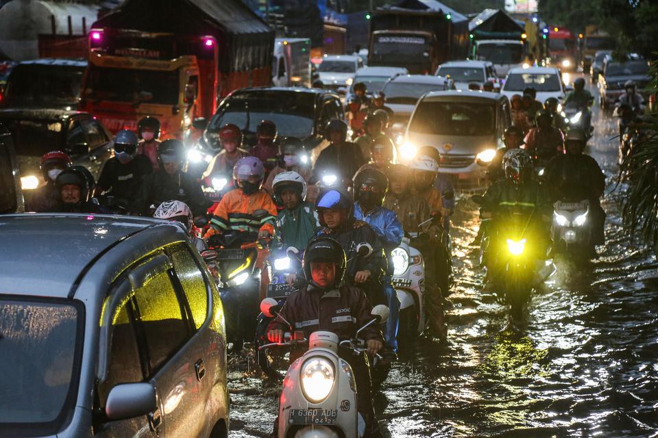 Sejumlah pengendara menerobos hujan dan banjir di Jalan Majapahit, Semarang, Jawa Tengah, Kamis (14/3/2024). Badan Meteorologi, Klimatologi, dan Geofisika (BMKG) memperkirakan wilayah Pantura, Jawa Tengah bagian tengah dan selatan masih berpotensi dilanda