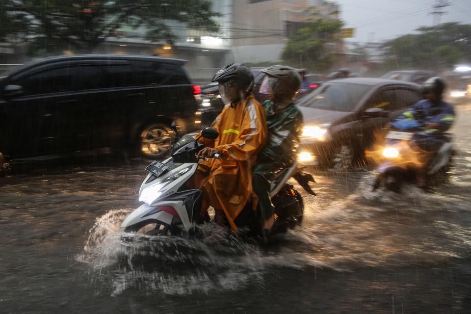Badan Meteorologi, Klimatologi, dan Geofisika (BMKG) memperkirakan wilayah Pantura, Jawa Tengah bagian tengah dan selatan masih berpotensi dilanda cuaca ekstrem hujan dengan intensitas sedang sampai lebat disertai kilat sekaligus petir.