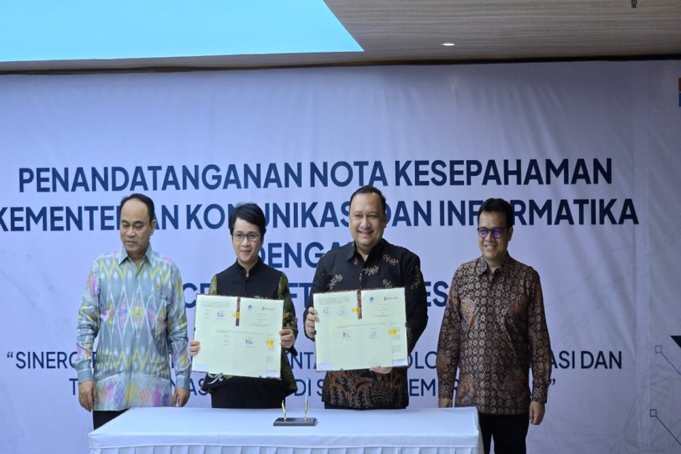 Kominfo dengan Microsoft Indonesia menandatangani nota kesepahaman tentang sinergi penguatan implementasi Teknologi Informasi dan transformasi digital di sektor pemerintahan, Kamis (14/3).\