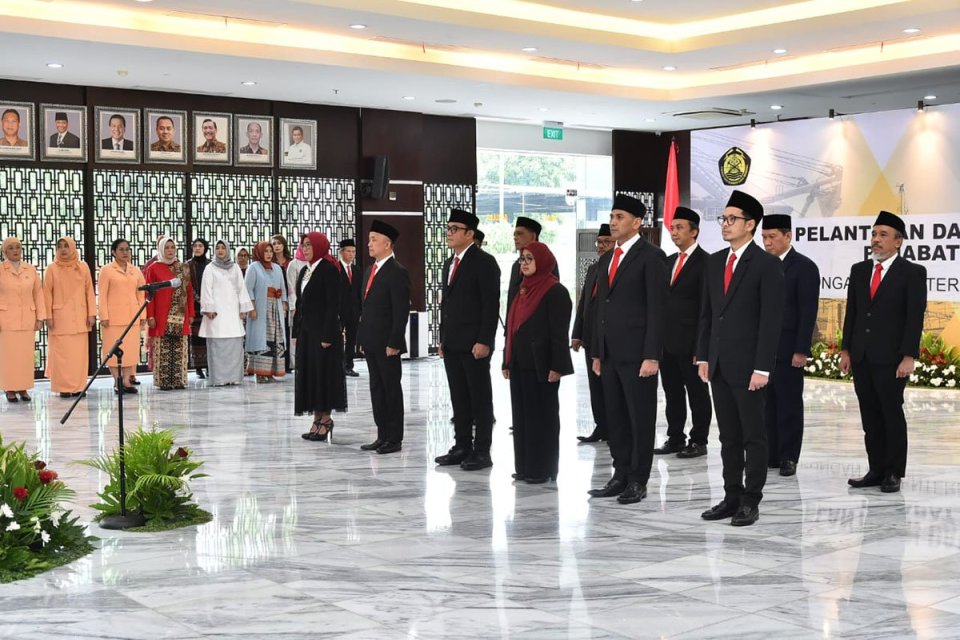 Direktur Jenderal Energi Baru Terbarukan dan Konservasi Energi beserta 11 pejabat Kementerian Energi dan Sumber Daya Mineral (ESDM) lainnya dilantik di Gedung Kementerian ESDM, Jakarta, Kamis (14/3).