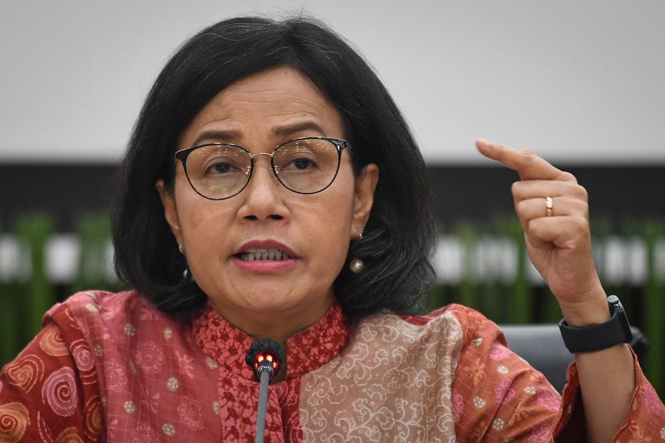 Menteri Keuangan Sri Mulyani Indrawati menyampaikan keterangan kepada wartawan terkait pemberian tunjangan hari raya (THR) dan gaji ke-13 untuk aparatur sipil negara (ASN) di Jakarta, Jumat (15/3/2024). Pemerintah menganggarkan sebesar Rp48,7 triliun unt