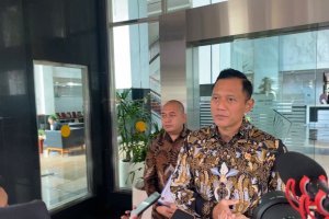 Menteri ATR/BPN Agus Harimurti Yudhoyono menemui Menteri Keuangan Sri Mulyani Indrawati di kantor Kementerian Keuangan, Jakarta pada Jumat (15/3). 
