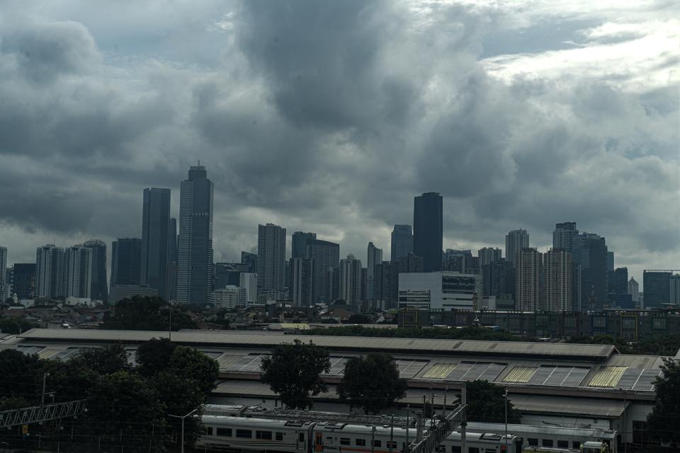 Awan tebal yang menyelimuti pemukiman dan gedung bertingkat di Jakarta, Jumat (15/3/2024). BPBD DKI Jakarta menyampaikan potensi hujan dengan intensitas sedang dan lebat disertai kilat atau angin kencang, dimana kondisi tersebut dipicu aktivitas Madden Ju