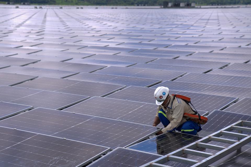 Petugas melakukan perawatan panel surya di PLTS Terapung Cirata, Kabupaten Purwakarta, Jawa Barat, Sabtu (16/3/2024). Direktur Jenderal Ketenagalistrikan Kementerian Energi dan Sumber Daya Mineral (ESDM) Jisman Hutajulu mengatakan total keseluruhan potens