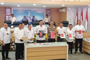 Menteri ATR/Kepala BPN Agus Harimurti Yudhoyono (tengah) menunjukkan barang bukti yang disita dari tersangka mafia tanah saat merilis kasus itu di Map