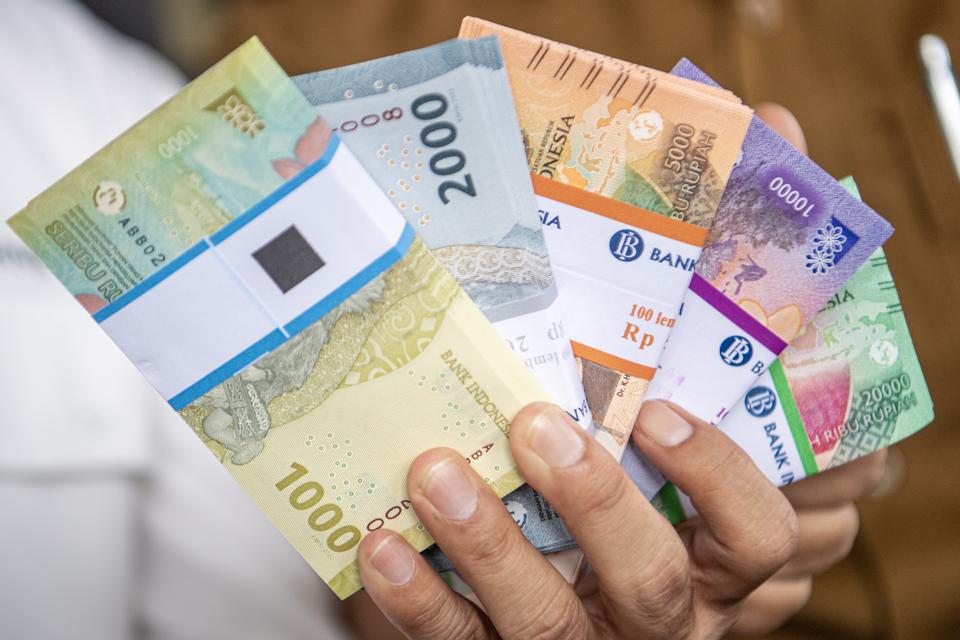 Petugas menunjukkan uang pecahan kecil saat peluncuran Semarak Rupiah Ramadhan dan Berkah Idul Fitri (Serambi) 2024 di Kantor Perwakilan Bank Indonesia Provinsi Sumatera Selatan, Palembang, Senin (17/3/2024). Untuk mencukupi kebutuhan penukaran uang masya