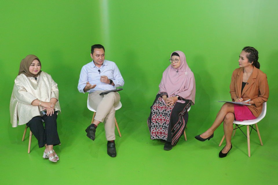 Manajer Pengembangan Ekosistem Sektor Publik Prakerja, Ferdy Fabian (tengah) memaparkan materi saat diskusi "Go Green, Get Skilled: Menjawab Peluang Green Jobs" bersama dengan Direktur Corporate Affair PT Nestle Indonesia, Sufintri Rahayu (kiri) dan Dir