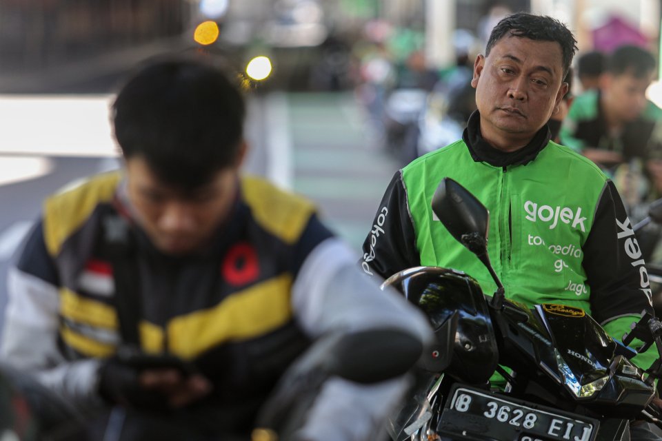 Sejumlah pengemudi ojek online (ojol) menunggu pesanan di Jalan Panglima Polim, Jakarta, Rabu (20/3/2024). Kementerian Ketenagakerjaan menghimbau kepada perusahaan yang bergerak di bidang ojek online dan kurir logistik agar memberikan Tunjangan Hari Raya 
