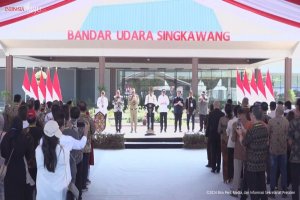Presiden Joko Widodo saat meresmikan Bandara Singkawang, Kalimantan Barat, Rabu (20/3). Foto: Youtube/Sekretariat Presiden.
