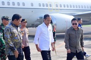 Presiden Joko Widodo tiba di Bandara Ahmad Yani Semarang, Jawa Tengah, Jumat (22/3). Foto: Antara.