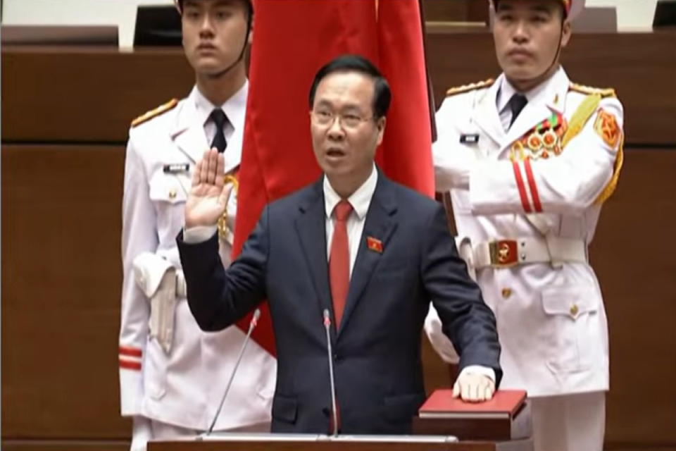 Presiden Vietnam Vo Van Thuong mundur dari jabatannya setelah dipecat oleh Partai Komunis yang berkuasa.