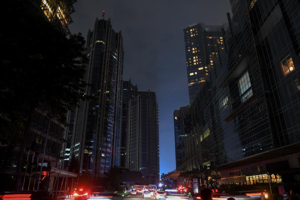 Suasana kawasan Sudirman Central Business District (SCBD) saat Earth Hour di Jakarta, Sabtu (23/3/2024). Pemadaman lampu selama 90 menit di kawasan tersebut sebagai bentuk kepedulian terhadap ancaman perubahan iklim sekaligus kampanye untuk menghemat ener