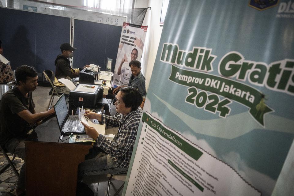 Calon pemudik gratis Pemprov DKI Jakarta (kiri) melakukan verifikasi data di Kantor Suku Dinas Perhubungan Jakarta Timur, Rawamangun, Jakarta, Minggu (24/3/2024). 