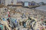 Sampah menumpuk di Pantai Labuan