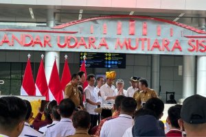 Presiden Joko Widodo saat meresmikan perbaikan Bandara Mutiara SIS Al-Jufri di Palu, Sulawesi Tengah, Selasa (26/3). Foto: Antara.