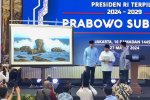 Menteri Pertahanan Prabowo Subianto menerima hadiah lukisan dari mantan Presiden ke-6 Susilo Bambang Yudhoyono