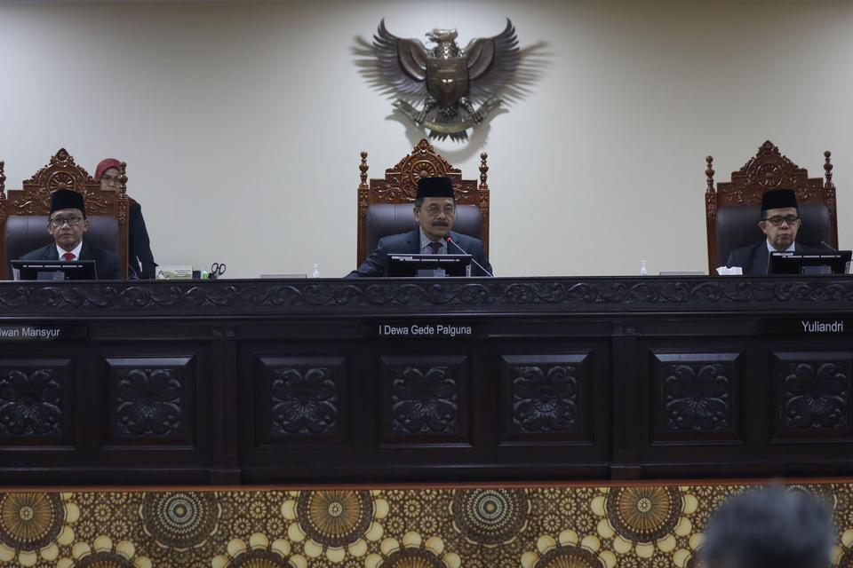 Ketua Majelis Kehormatan Mahkamah Konstitusi (MKMK) I Dewa Gede Palguna (tengah) didampingi dua anggota MKMK Ridwan Mansyur (kiri) dan Yuliandri (kanan) memimpin sidang putusan pelanggaran kode etik di Gedung MK, Jakarta, Kamis (28/3/2024). 