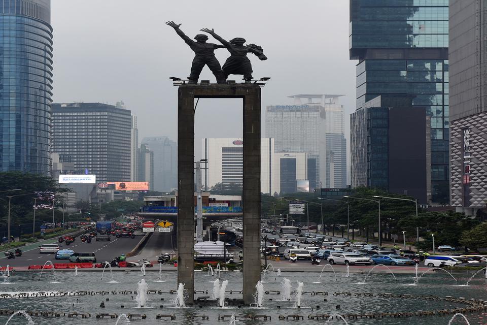 Sejumlah kendaraan melintas di kawasan Bundaran HI, Jakarta, Kamis (28/3/2024). DPR mengesahkan RUU Daerah Khusus Jakarta menjadi UU, dan UU DKJ selanjutnya akan menjadi payung hukum bagi Jakarta yang telah kehilangan statusnya sebagai ibu kota negara.